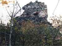 vnější líc jižní hradby mezi palácem a věží