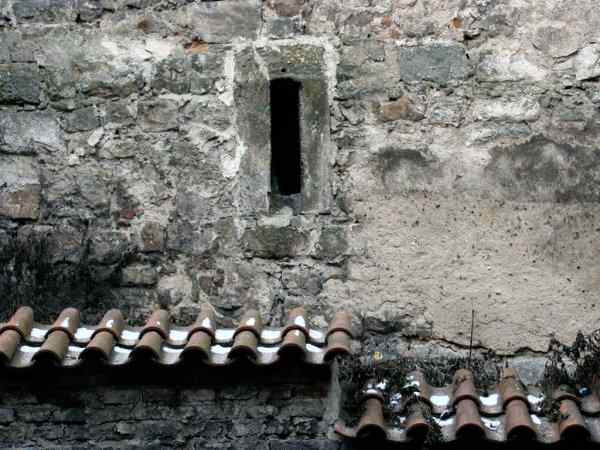 střílna v přízemí gotické obytné věže