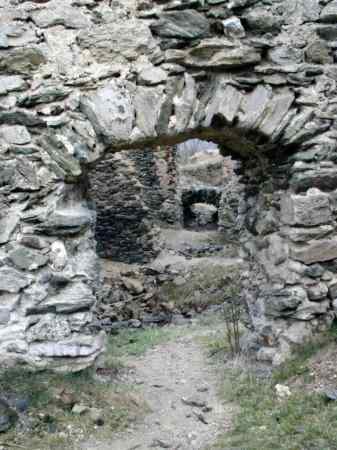 průhled portálem v přízemí jižní stěny severního traktu paláce