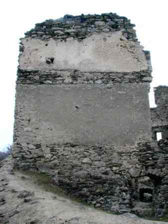 jižní stěna severního traktu paláce se zbytky omítky