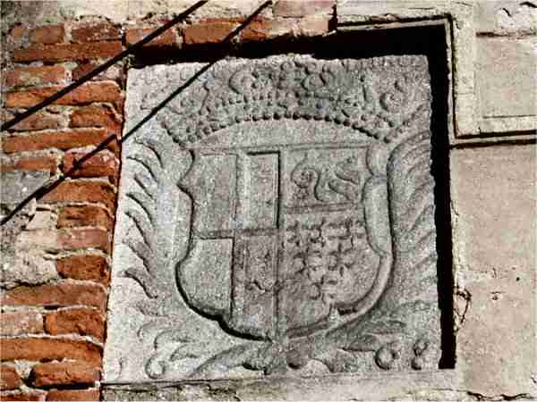 alianční znak Antonína Františka Collalta a jeho první manželky Marie Terezie kněžny z Portia nad průjezdem 3. brány