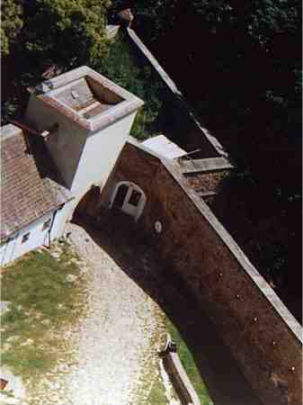 Buchlov - 1. nádvoøí, 1. brána a bastion kryjící vstup
