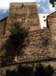 západní raně gotická věž a parkánová hradba jádra (pohled z 2. nádvoří)