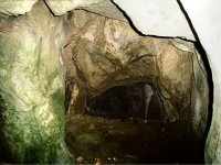 jeskyně ve skalním masivu jádra