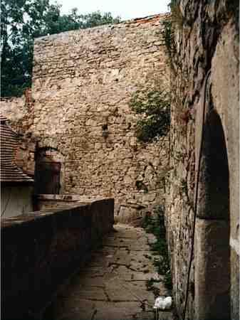 parkánová hradba jádra v místě původního vstupu z 2. nádvoří