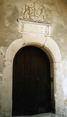 vstupní portál ke schodišti do jádra hradu s erbem Jana Ždánského ze Zástřizl z roku 1546