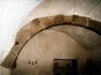 románský oblouk s pilovým vlysem druhotně osazený v hradní kuchyni