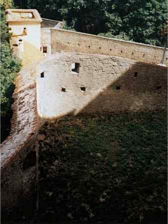 východní bašta parkánu jádra, v pozadí 1. brána s bastionem