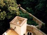 1. brána krytá bastionem ze střechy věže s kaplí