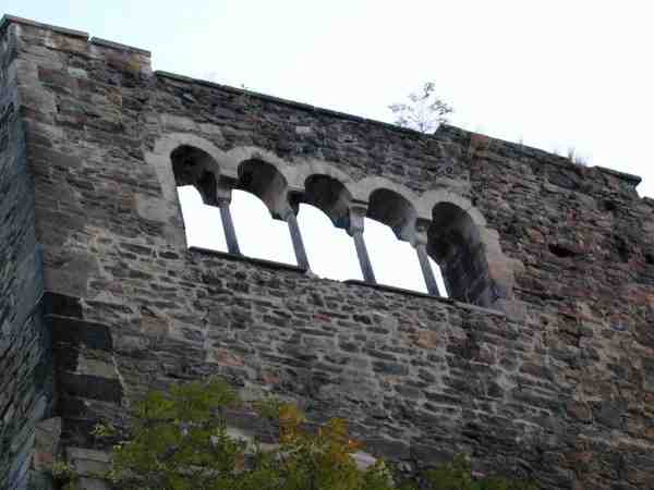 palác - sdružené pětidílné okno auly