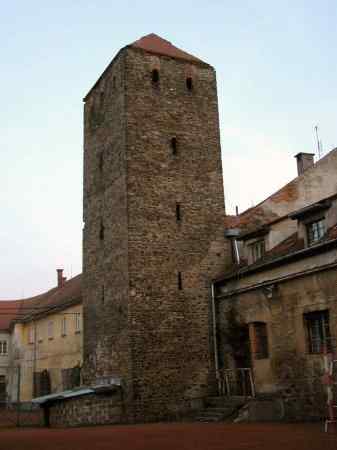 hradební věž nad řekou na severovýchod od hradu