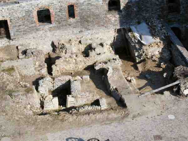vykopávky na nádvoří - celkový pohled z Černé věže