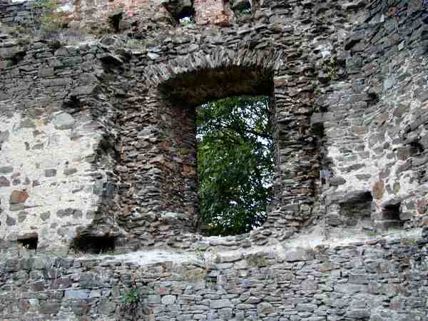 pl᚝ov hradba - okno v 1. pate s kapsami po stropnch trmech