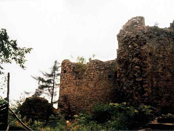 vlevo zbytky podkovovit baty parknu, ve stedu hradba v mst pvodn 1. brny nejstar fze hradu, vpravo jz nro jdra