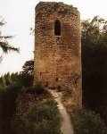 západní válcová věž z koruny spojovací hradby