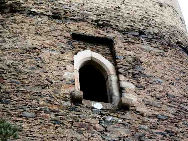 bergfrit - vstupní portál s ostěním a vpadlinou padacího mostu