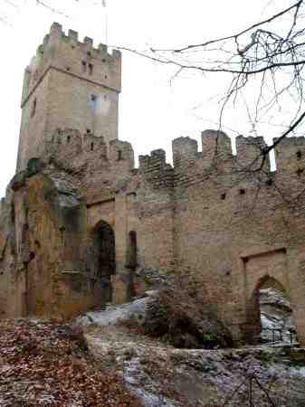elo hradu s donjonem a brnami
