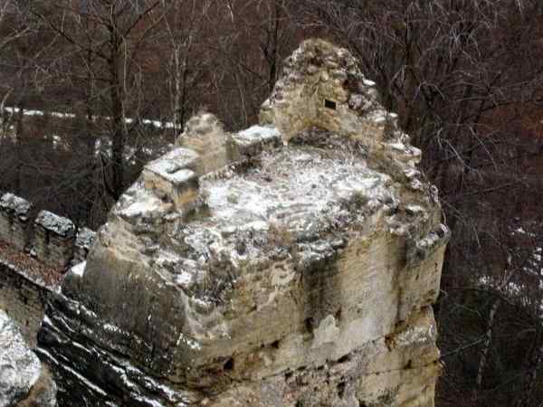 skaln blok v phrdku se zbytky kaple na vrcholu