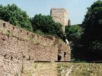 2. nádvoří - severní hradba a pohled k severní husitské věži