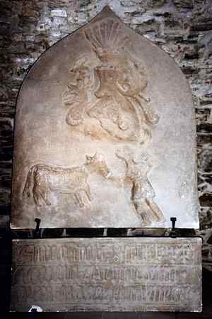 jádro - východní křídlo - kopie reliefu pernštejnské erbovní pověsti (originál na 2. bráně)
