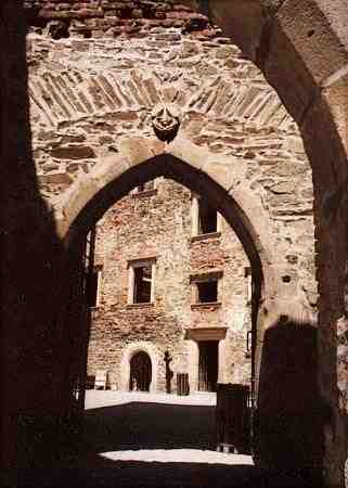 Trubačská věž - interiér průjezdu 5. brány s kopií erbu pánů z Kravař