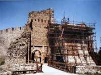 čelo jádra z 4. nádvoří (zleva oblouk hradby, Trubačská věž s 5. bránou a hradní kuchyně)