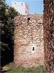 východní podkovovita bašta severní hradby 2. nádvoří, v pozadí severní husitská věž 4. nádvoří