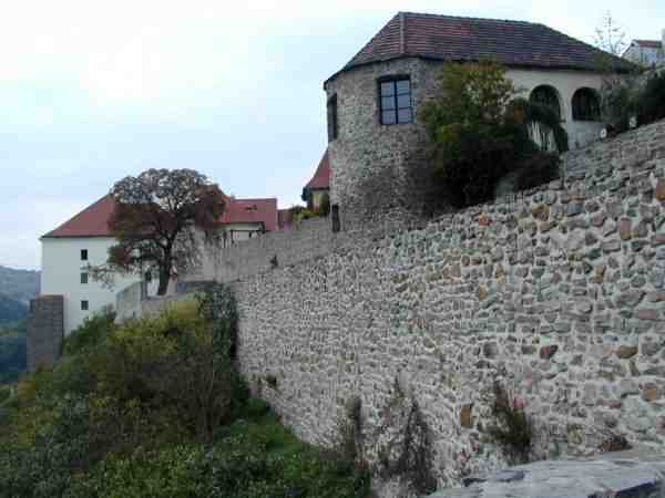 parknov a hlavn hradba, v pozad hrad