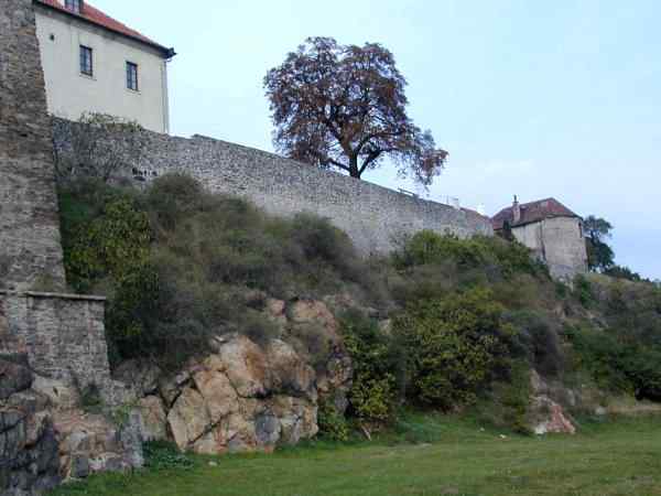 parknov hradba a bata na vchod od hradu