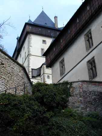 Mariánská a velká věž z dvorku paláce