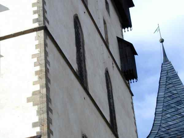 velká věž - východní stěna s okny kaple sv. Kříže
