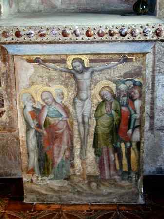 kaple sv. Kateřiny - Matka Boží pod křížem ve společnosti tří Marií v čele oltáře