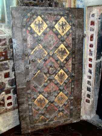 kaple sv. Kateřiny - železem pobité dveře zdobené svatováclavskou orlicí a českým lvem