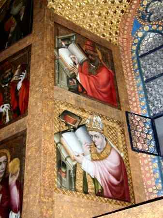 kaple sv. Kříže - zadní stěna - pravá strana okenní špalety