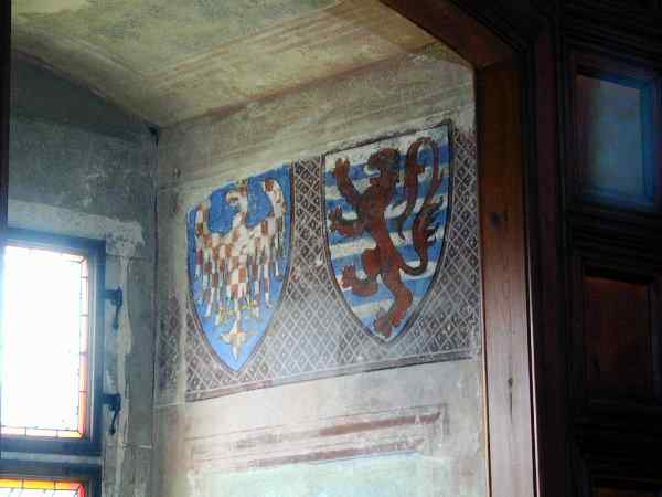 2. patro paláce - světnice císaře Karla - erby Moravy a Lucemburska v okenní špaletě