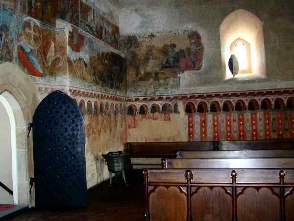 kostel P. Marie - jihovýchodní nároží s křtitelnicí a nástěnými malbami Apokalypsy