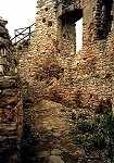 obytná věž 2. fáze jádra - ulička mezi severozápadní stěnou věže a obvodovou hradbou