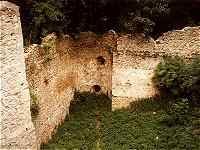severní příčná hradba s půlválcovou baštou přepažující příkop mezi předhradím a jádrem