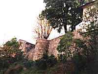 západní hradební zeď s baštou