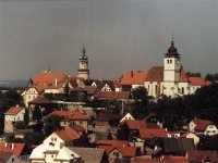 pohled na město a zámek z hradu Výrova